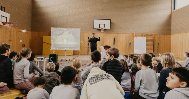 Torben Kuhlmann begeistert mit interaktiver Lesung zum 10-jährigen Jubiläum seiner Mäuseabenteuer an der Katharina-von-Bora-Schule