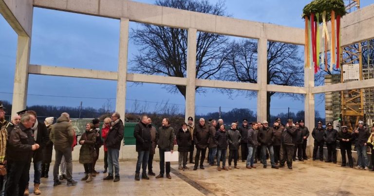 Richtkranz für neues Feuerwehrgerätehaus in Hullern gesetzt