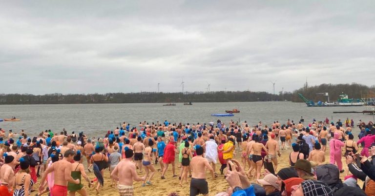 Neujahrsschwimmen 2025: Rekord und gute Laune in Haltern am See