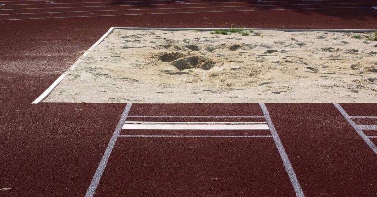 Erneuerung der Weitsprunggrube und Laufbahn an der KvB-Schule