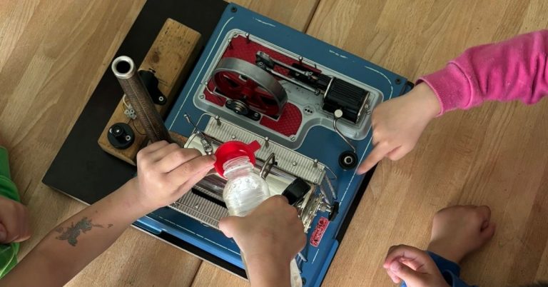 Kinder lernen: Wie kommt der Strom in die Steckdose?