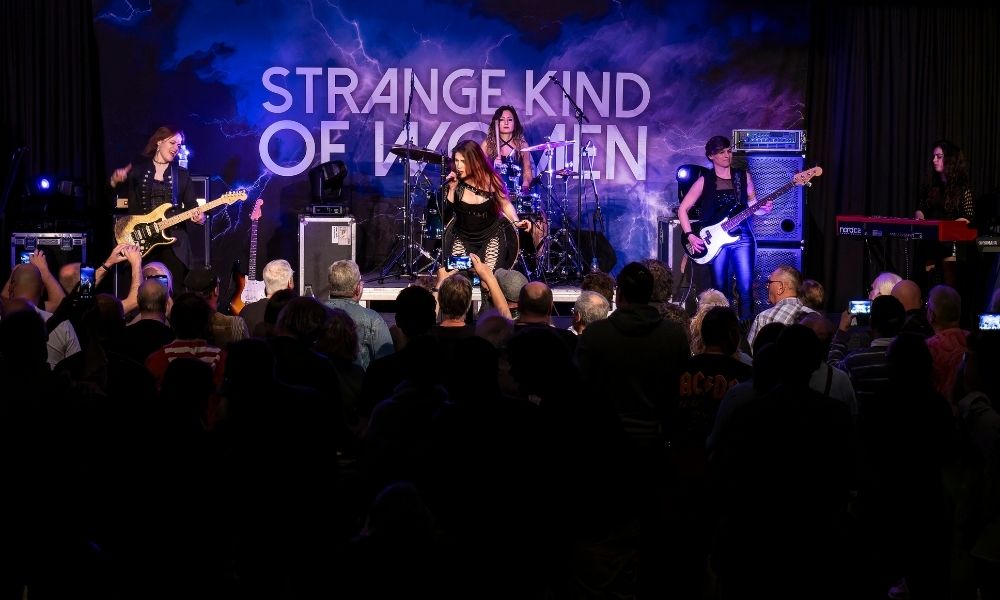Strange Kind of Women rocken die Bühne und holen den Sound der 70er zurück ins Schulzentrum. Foto Frank Schürmann
