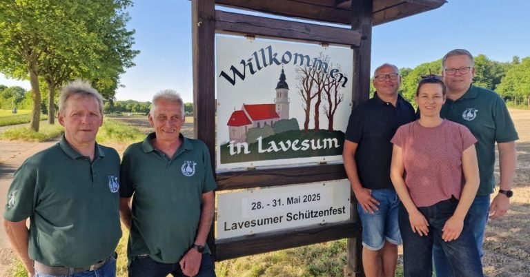 Schützen spenden Lavesum neue Ortsschilder