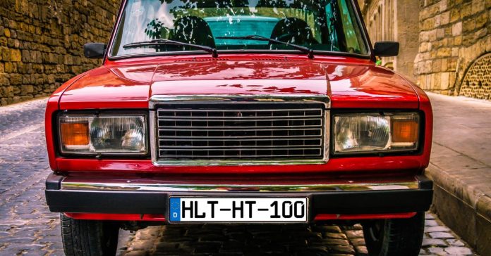 Ein Wunschkennzeichen für Haltern? So könnte das neue Kürzel „HLT“ künftig auf den Straßen aussehen. Montage: Heimatmedien GmbH / Canva