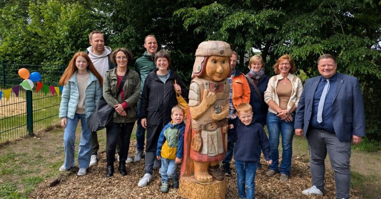 Römerfigur wacht über Spielplatz Aliso