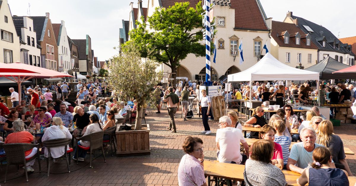 Gut besucht und bestens gelaunt: Zahlreiche Gäste genossen das sommerliche Wetter und das vielfältige Angebot auf dem Platz vor dem Alten Rathaus.