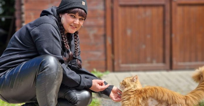Tina Uhländer vom „Halterner Streunerprojekt“ im Einsatz: Mit Herz und Hingabe kümmert sie sich um verwilderte Katzen in Haltern am See. Foto: Frank Schürmann und Silvia Bruderek.
