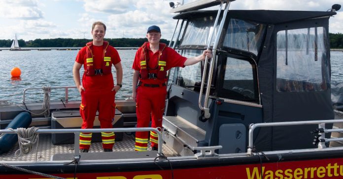 Gerrit Hasse und Alexander Deppe von der DLRG Haltern am See – stets bereit, um Leben zu retten und Sicherheit an den Seen zu gewährleisten.