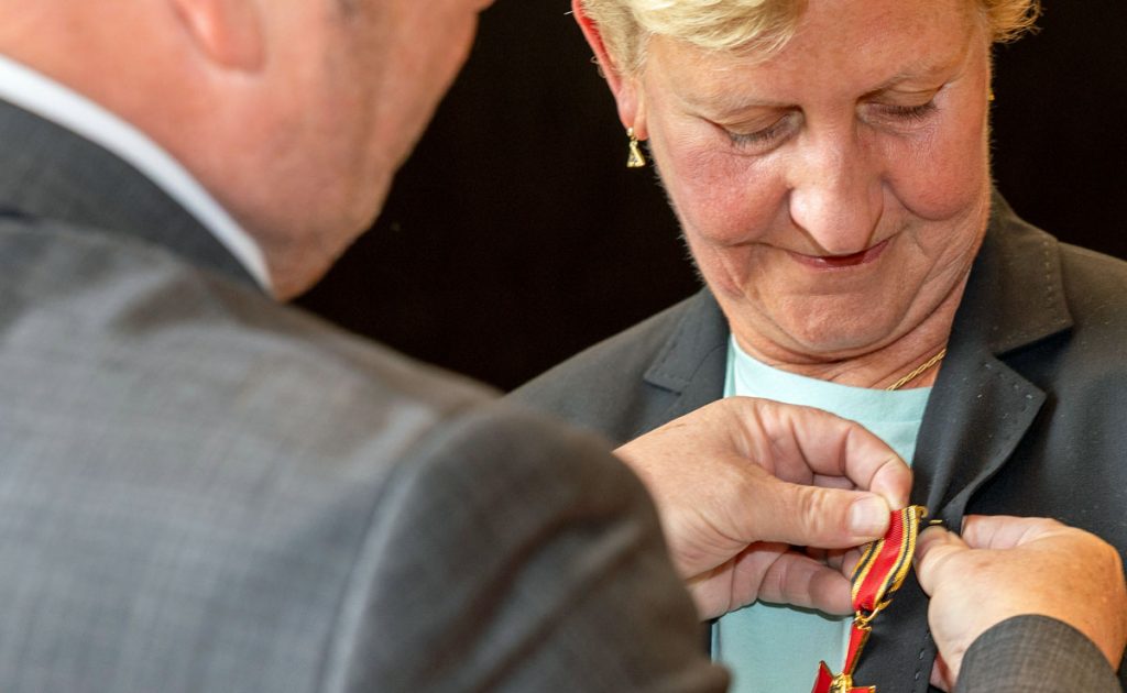 Landrat Bodo Klimpel überreicht Dr. Ulrike Bertlich aus Marl im Namen von Bundespräsident Frank-Walter Steinmeier das Bundesverdienstkreuz