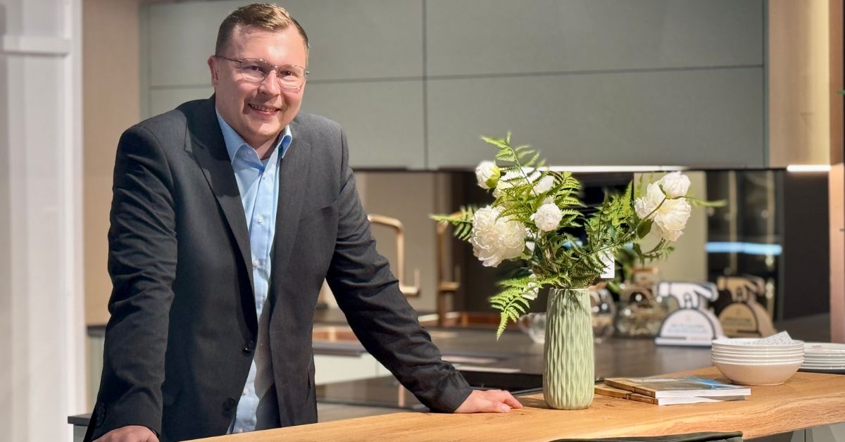 Küchenberater Marcel Welle von Möbel Peters in Dorsten berät mit Leidenschaft rund um moderne Küchengestaltung. Foto: Möbel Peters
