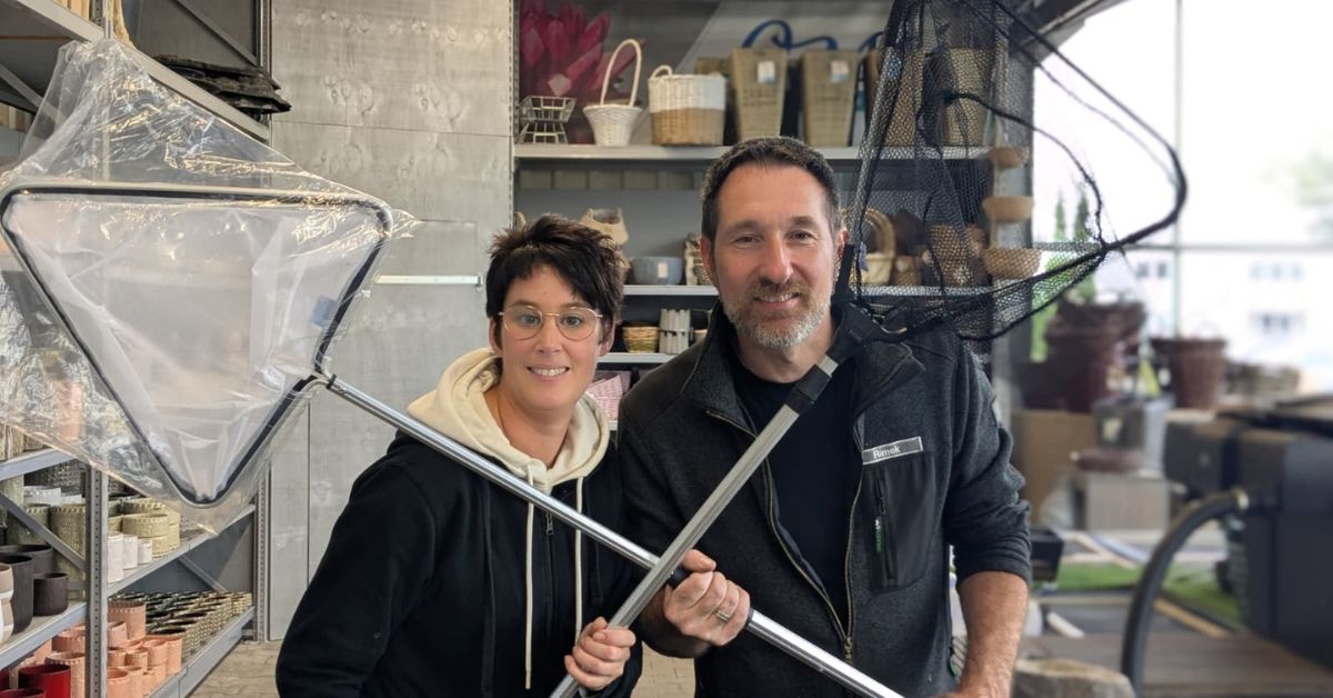 Bereit für den Winterschlaf: Mike Rimek und sein Team vom Raiffeisen-Markt Haltern am See wissen, wie Teiche klar und gesund durch die kalte Jahreszeit kommen. Foto: Jacqueline de Cillia