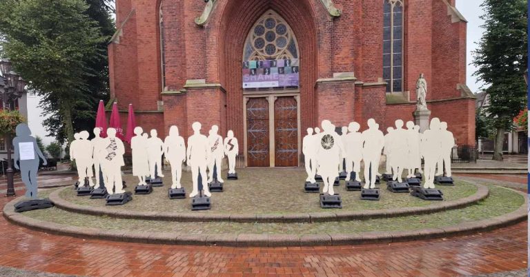 Kunstinstallation „vier von achtundzwanzig“ vor der Sixtuskirche Haltern