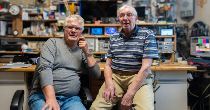 Zwei leidenschaftliche Amateurfunker aus Haltern am See in ihrem Funkraum: Technik, Leidenschaft und Verbindung zur ganzen Welt.