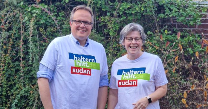 St. Sixtus-Pfarrer Michael Ostholthoff und „Haltern hilft.“-Projektleiterin Geburgis Sommer / Foto: Frank Schürmann