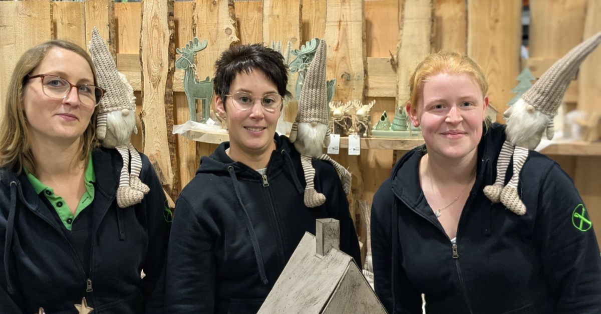 Das Team vom Raiffeisenmarkt Haltern am See freut sich auf die Weihnachtszeit. Foto: JDC