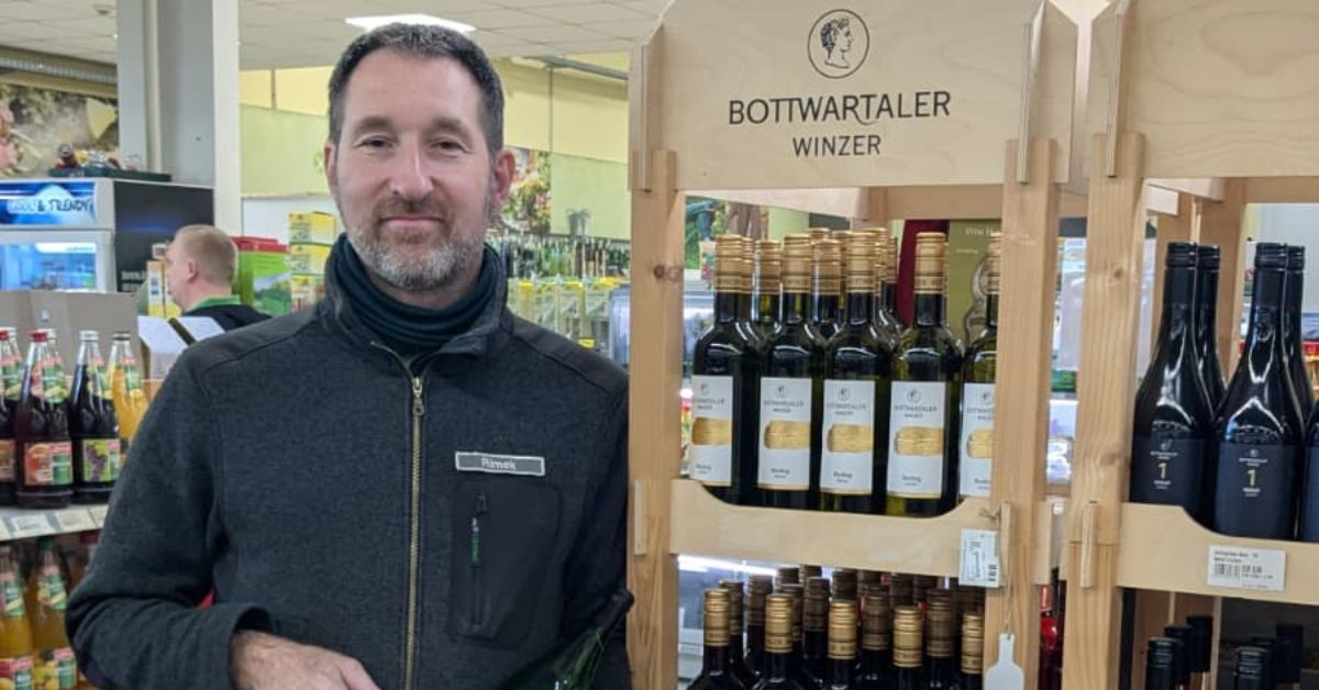 Genuss aus dem Bottwartal: Mike Rimek zeigt euch die neuen Weine im Raiffeisenmarkt Haltern am See. Foto: JDC