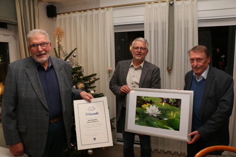 Freuen sich über die Auszeichnung für den Bürgerbusverein: Werner Mohr (v.l), Antonius Wesseler und Hans Kirschbaum.