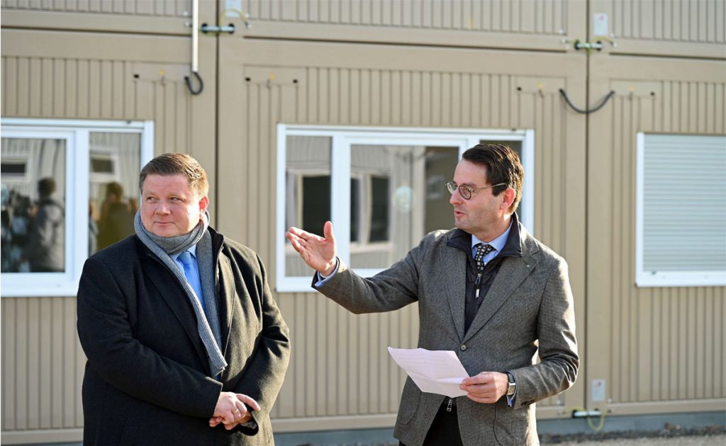 Regierungspräsident Andreas Bothe (r.) und der Halterner Bürgermeister, Andreas Stegemann, begrüßten die Gäste bei der Eröffnung der ZUE gemeinsam.