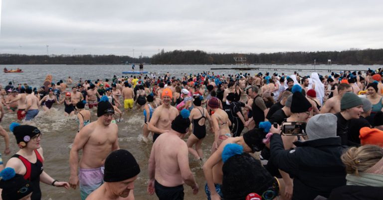 Kalt, nass & crazy: „Neujahrsschwimmen Haltern im See“