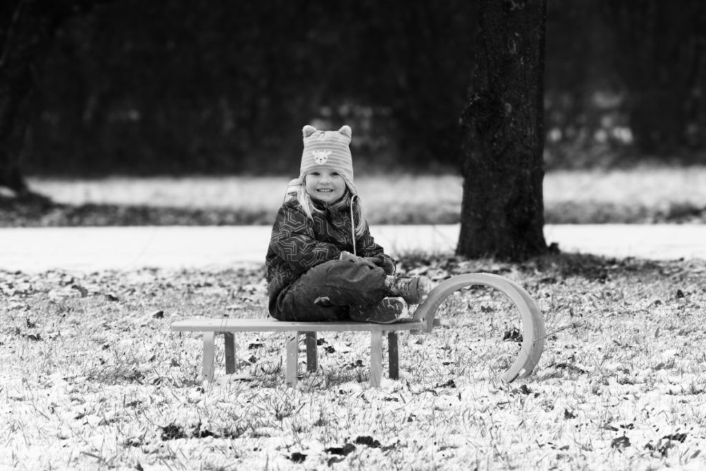 Ein Kind nutze das kurze winterliche Zeitfenster für eine erste Schlittenfahrt im Halterner Westuferpark.