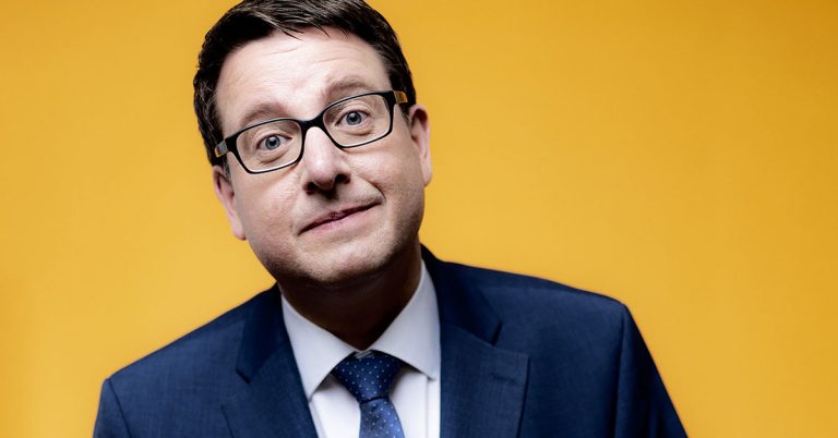 Kai Magnus Sting mit „JA, WIE?! – Tacheles und Wurstsalat“