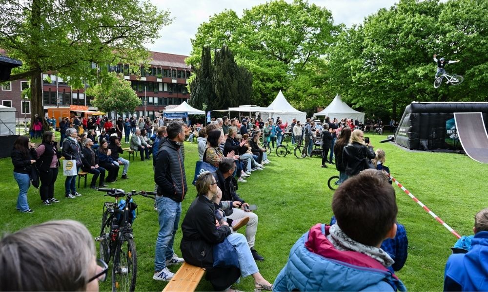 Besucher schauen BMX-Show beim Fietsenfest 2025 im Park in Haltern am See.