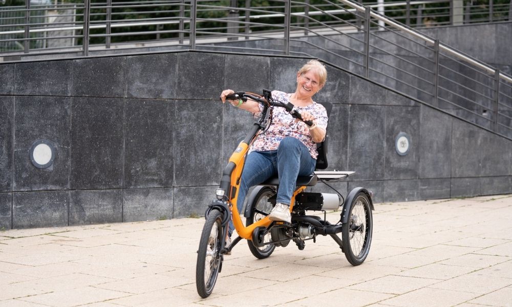 Frau fährt Spezialfahrrad für Menschen mit Mobilitätseinschränkung beim Fietsenfest 2026 in Haltern am See