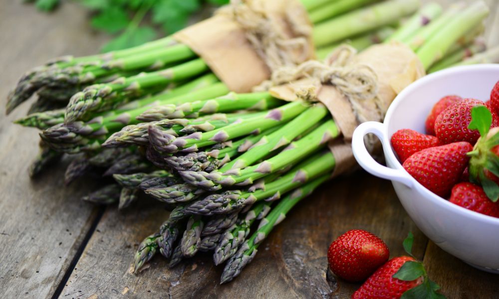 Frischer Spargel und Erdbeeren stehen im Frühling für regionale Genussmomente. Quelle: Adobe Stock / 203130000