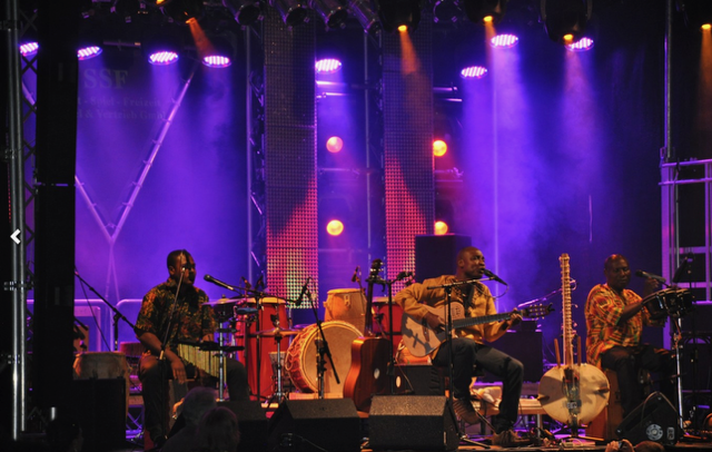 Adjiri Odametey tritt in der Glashütte Haltern auf / Foto: privat