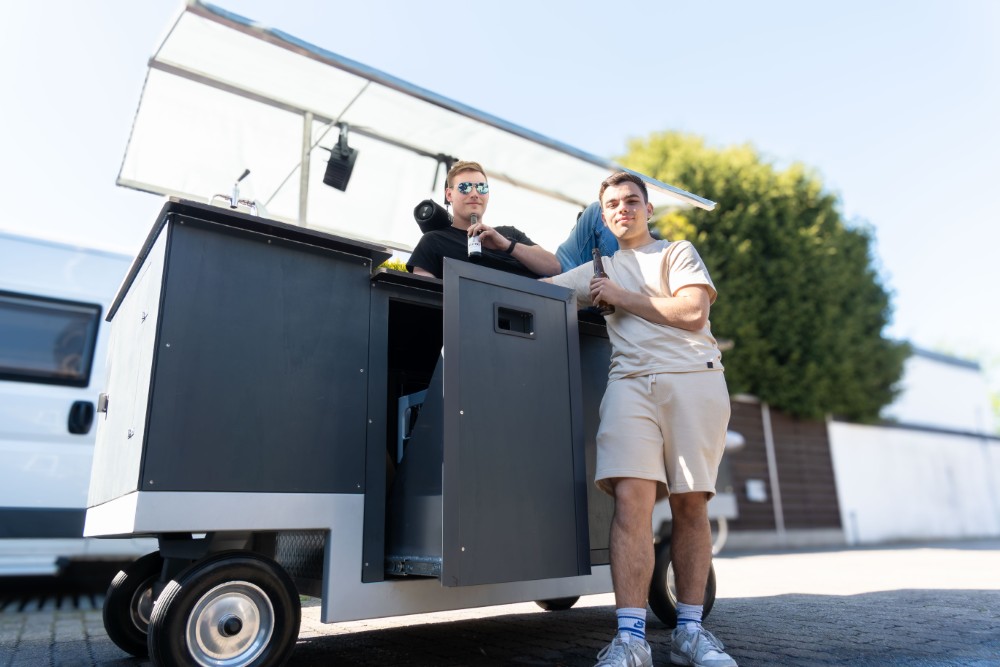 Leon und Jannis mit ihrem Maiwagen / Foto: Frank Schürmann