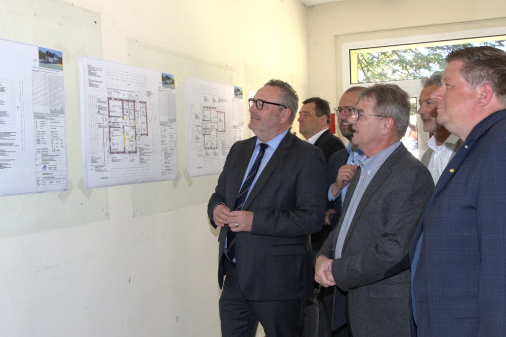 Architekt Martin Hebken (3. v. r.) erläutert Landrat Bodo Klimpel (l.), Bürgermeister Andreas Stegemann (r.), Kreisdirektor Dominik Schad (3. v. l.) und Gerrit Tranel (2. v. .r.), Fachbereichsleiter für Planung beim Kreis Recklinghausen, die Pläne für die Sanierung des Gebäudes.