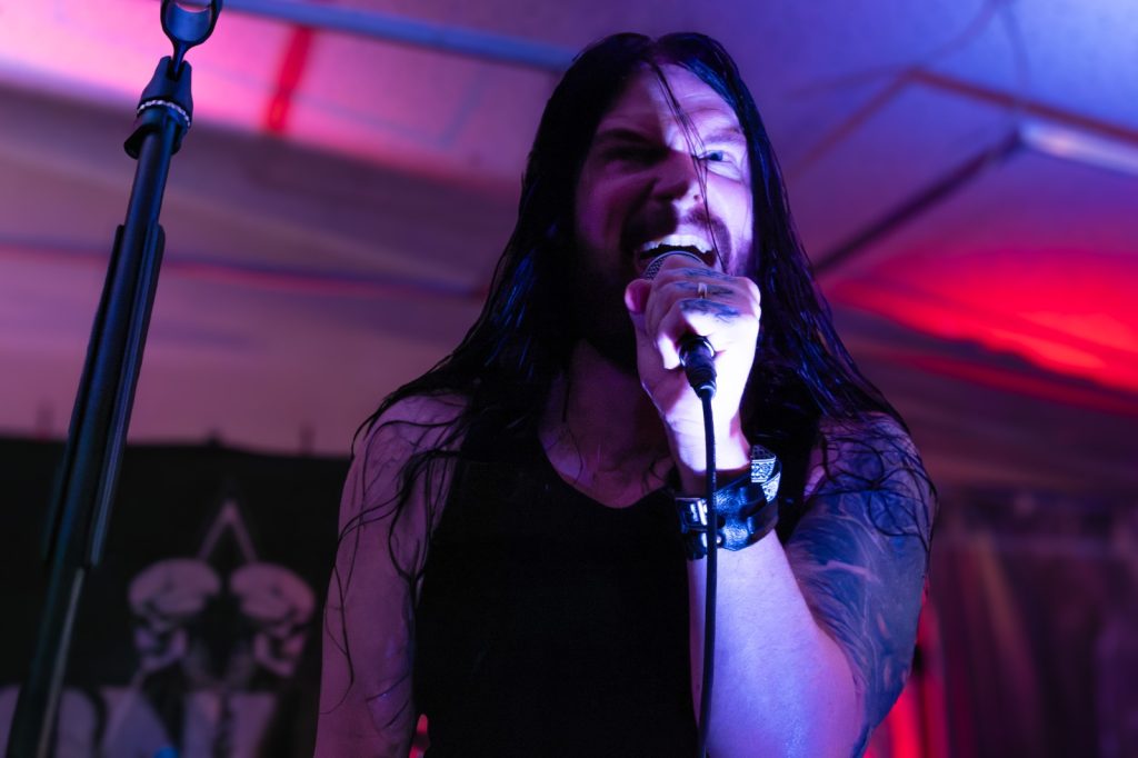 Metal-Sänger auf der Bühne im Gildehaus Haltern