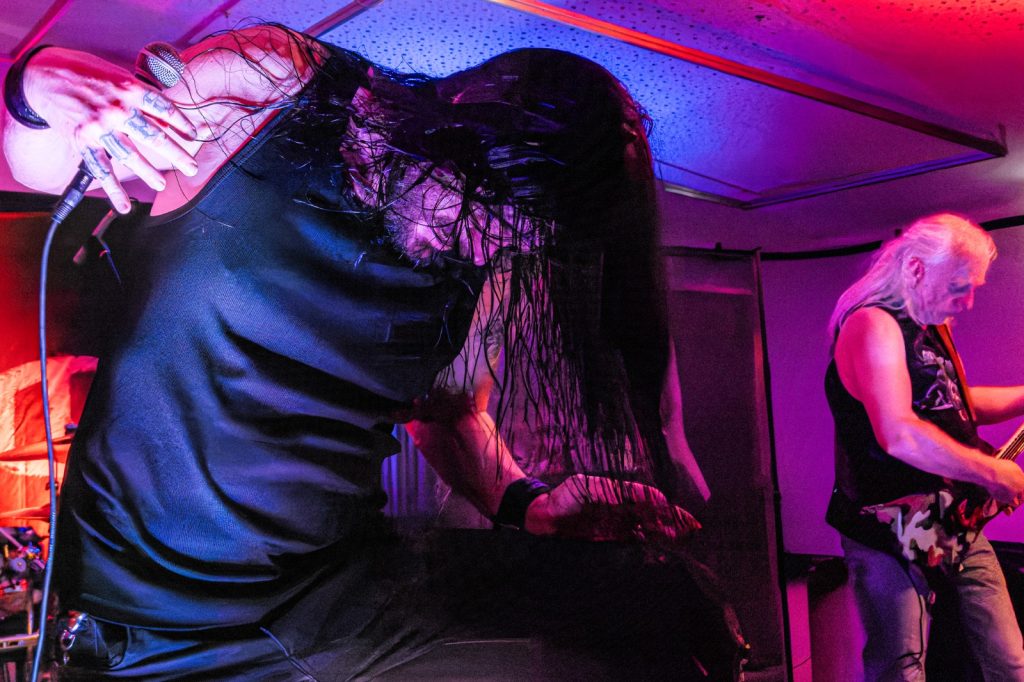 Headbanging auf der Bühne der Gilde Metal Party Haltern