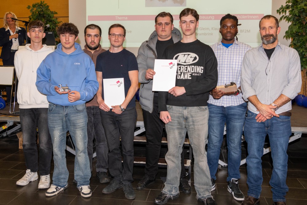 Schüler der Berufsfachschule Metall präsentierten gemeinsam mit ihren Lehrkräften das Projekt „Lokomotive“. 