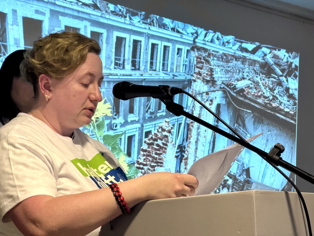 Mariia beschrieb nicht nur die Zerstörung von Gebäuden und Infrastruktur, sondern auch die Not der Menschen in Charkiw.