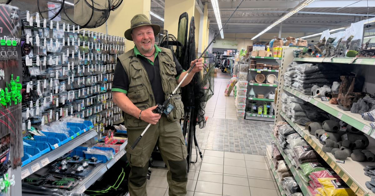 Andreas Göbel in der Angelabteilung des Raiffeisenmarkts Haltern am See