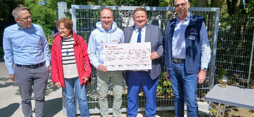 Scheckübergabe bei der Einweihung der Bürgerbusgarage in Haltern