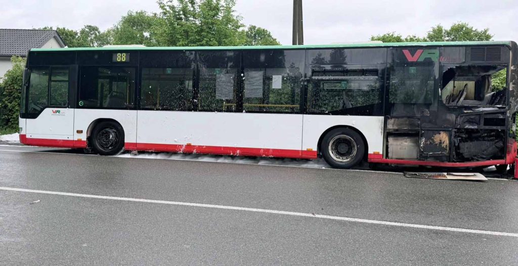 Bus in Haltern auf der B58 ausgebrannt