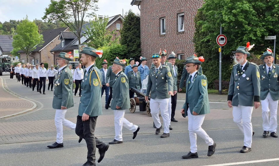 Der Schützenverein Alt-Hamm-Bossendorf marschiert beim ersten Ausmarsch mit Königspaar und Spielmannszug durch Hamm-Bossendorf.