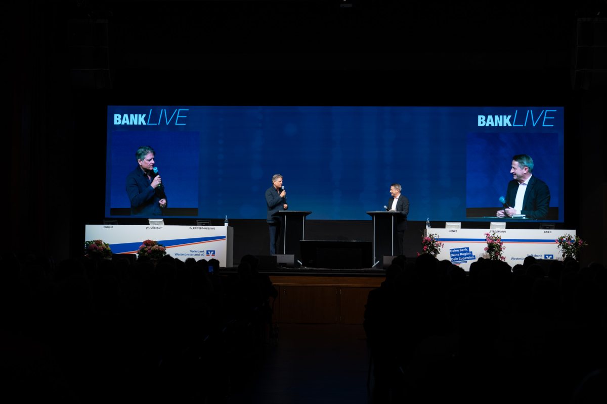 Jakob Augstein und Nikolaus Blome diskutieren bei Bank Live 2026 auf der Bühne