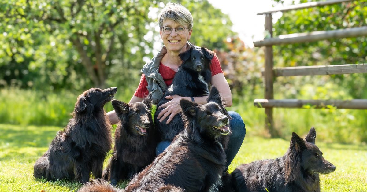 Christiane Badelt mit Hunden auf dem Hundeplatz der Dog Scout Hundeschule
