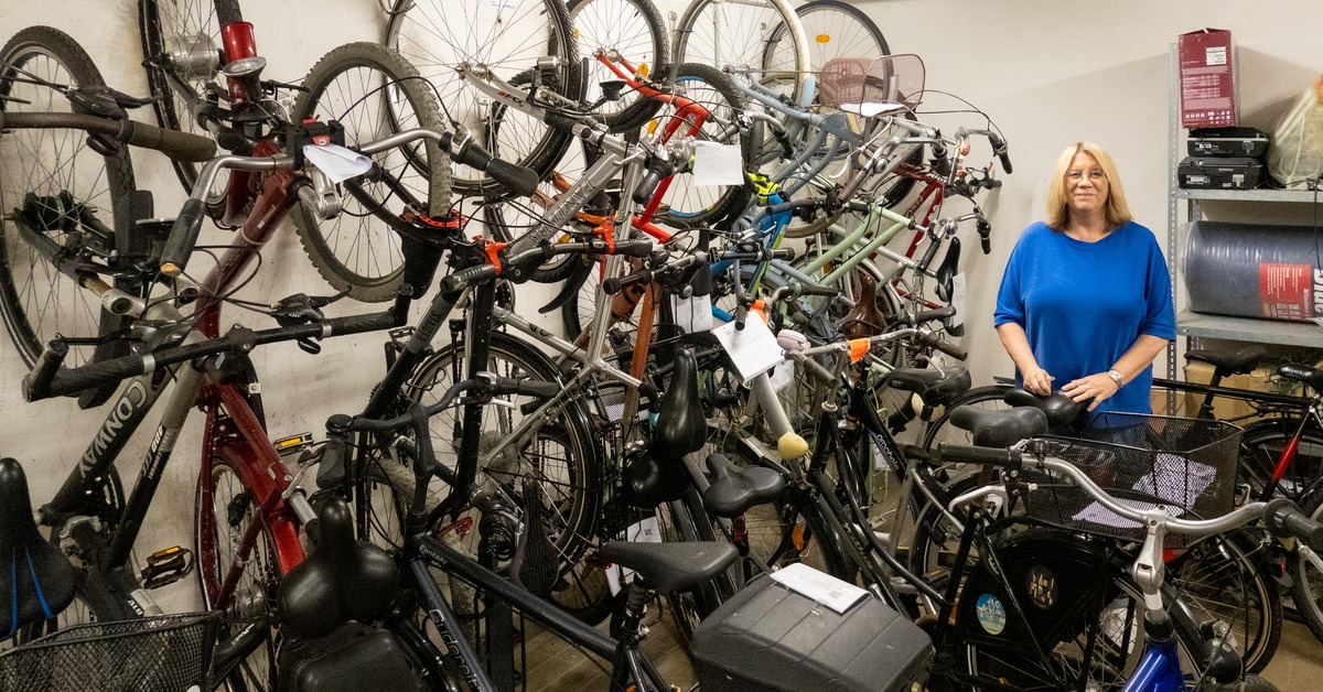 Fahrräder im Fundbüro Haltern am See mit Mitarbeiterin im Fahrradkeller