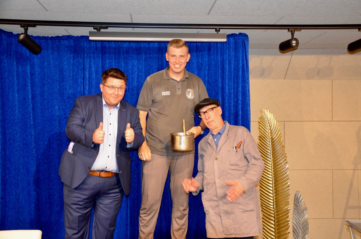 Erasmus Stein, Markus Pfeiffer und Ergie Wäggedawn bei der Gutscheinverlosung in der Sythener Flora