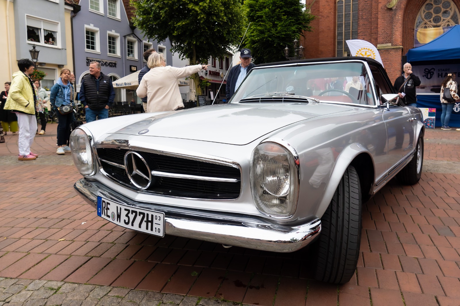 Oldtimer-Benefiz-Fahrten in Haltern: ein Mercedes-Klassiker in der Innenstadt.