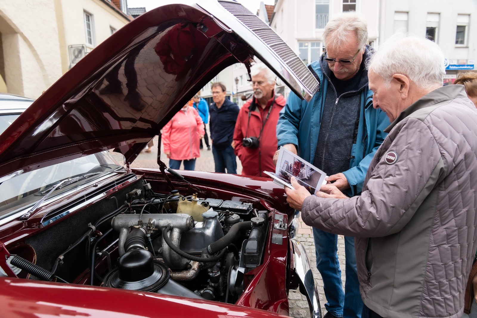 Oldtimer-Benefiz-Fahrten in Haltern: historische Fahrzeuge in der Innenstadt.