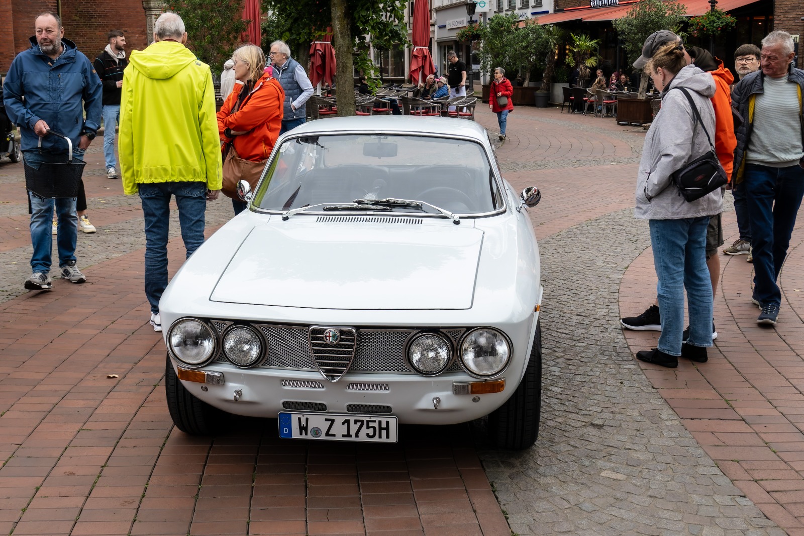 Oldtimer-Benefiz-Fahrten in Haltern: historische Fahrzeuge in der Innenstadt.