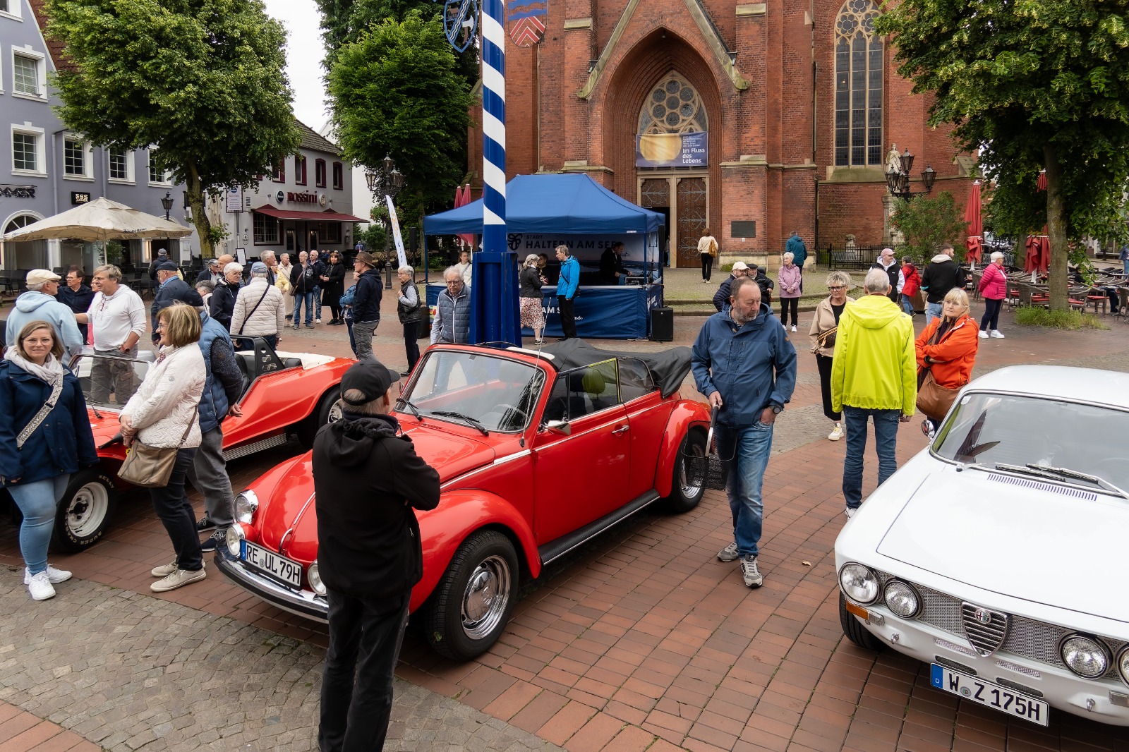Oldtimer-Benefiz-Fahrten in Haltern: historische Fahrzeuge und Besucher vor der Kirche.