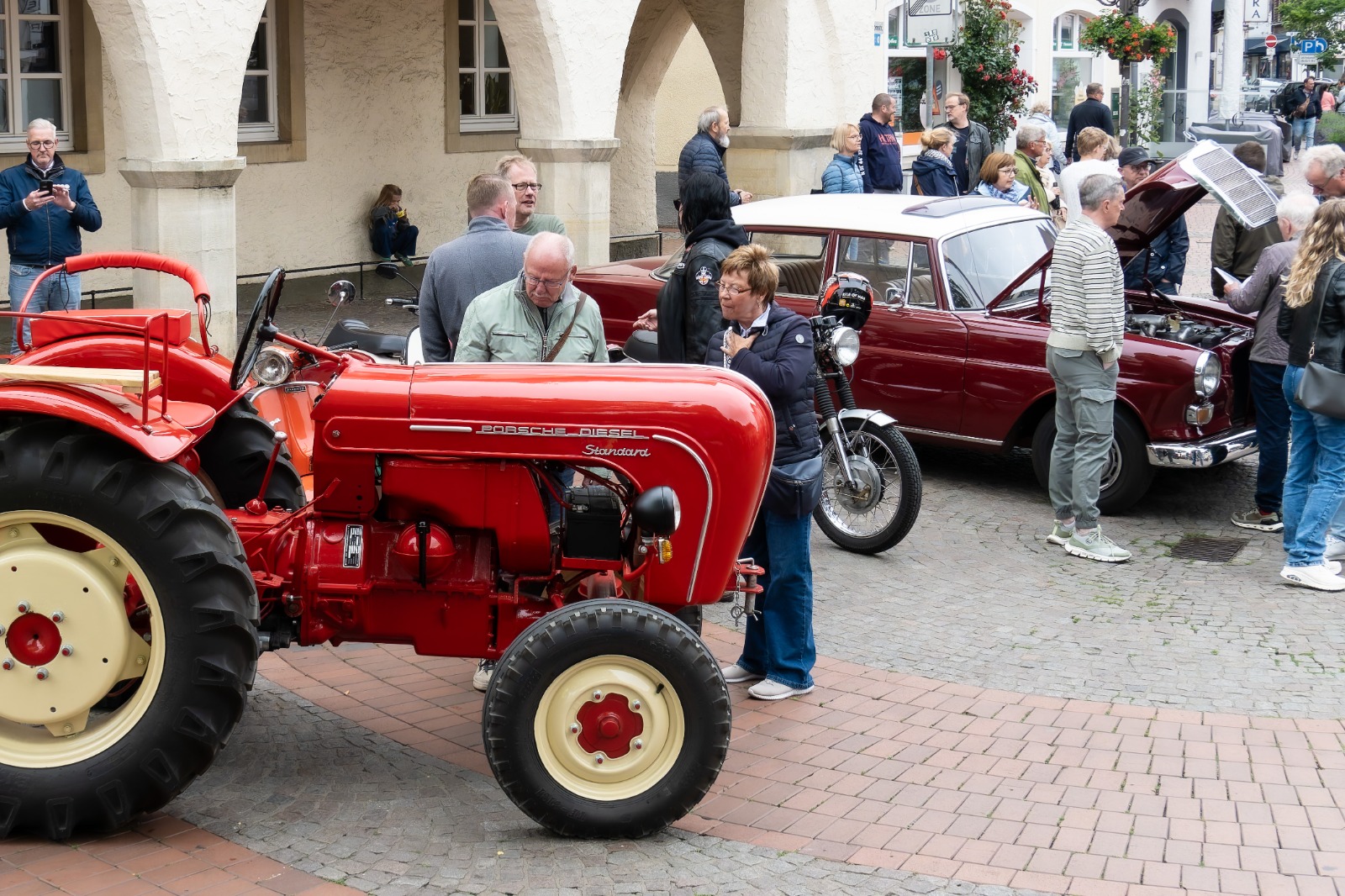 Oldtimer-Benefiz-Fahrten in Haltern: historische Fahrzeuge in der Innenstadt.