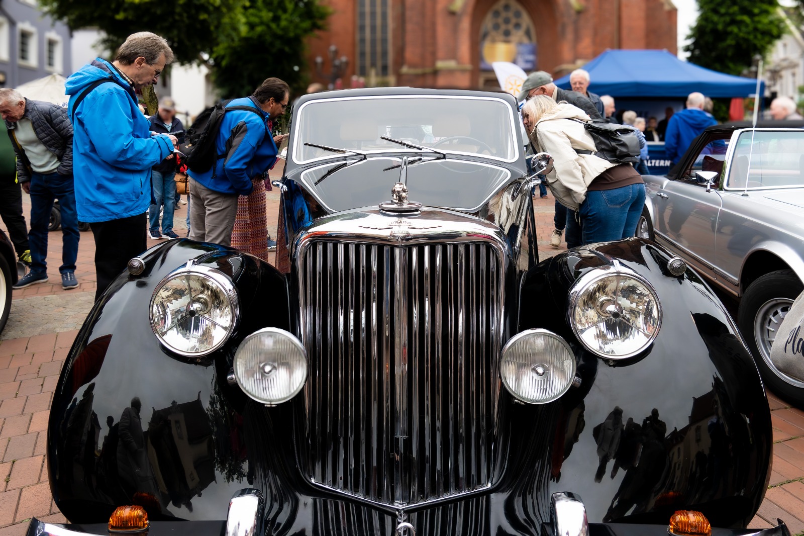 Oldtimer-Benefiz-Fahrten in Haltern: historische Fahrzeuge in der Innenstadt.