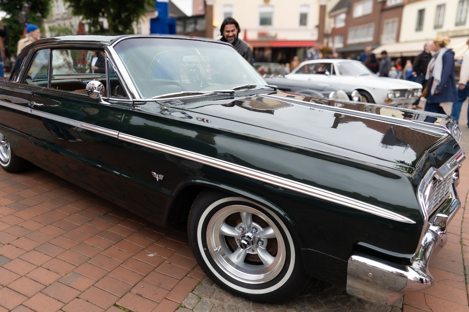 Oldtimer-Benefiz-Fahrten in Haltern: historische Fahrzeuge in der Innenstadt.
